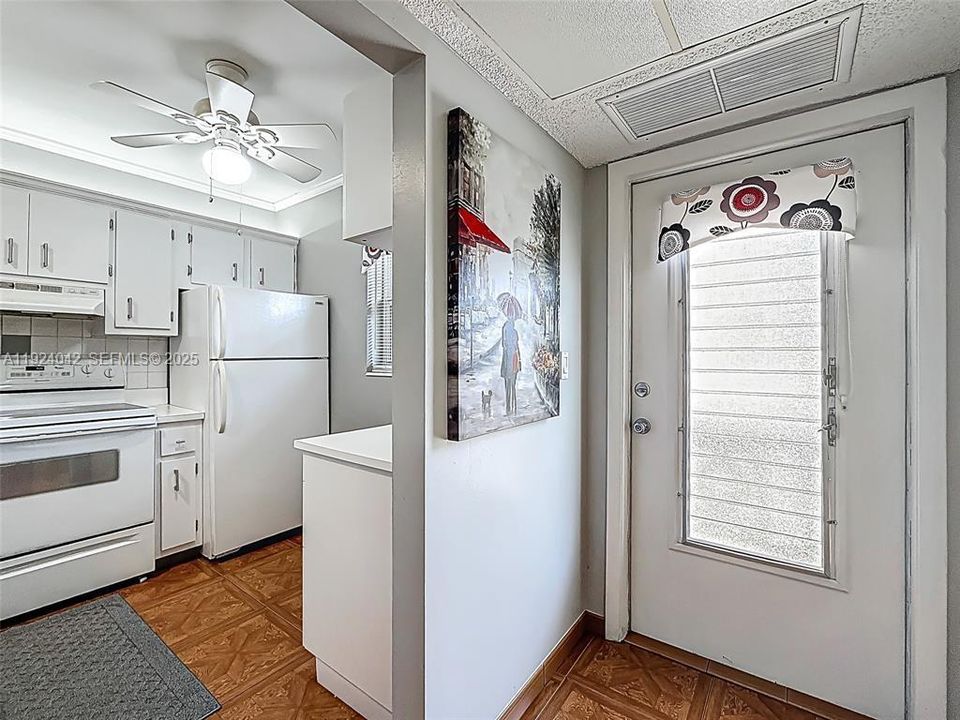 For Sale: $95,000 (1 beds, 1 baths, 684 Square Feet)