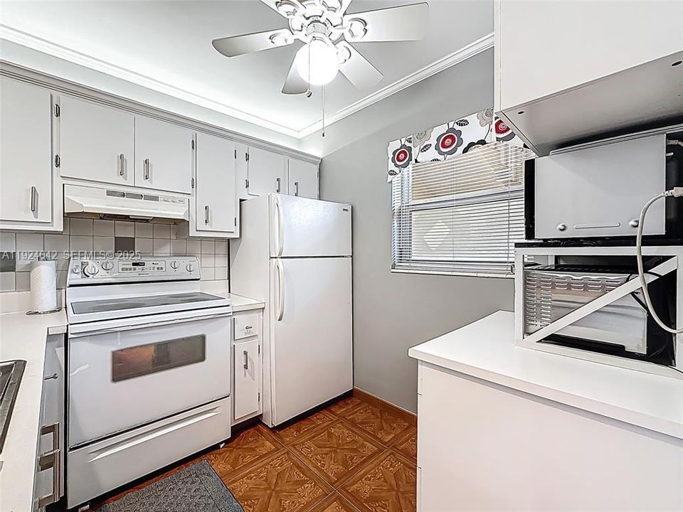 For Sale: $95,000 (1 beds, 1 baths, 684 Square Feet)