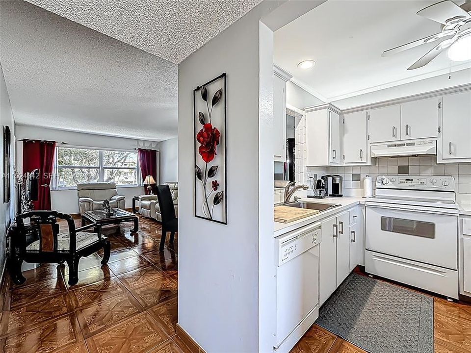 For Sale: $95,000 (1 beds, 1 baths, 684 Square Feet)