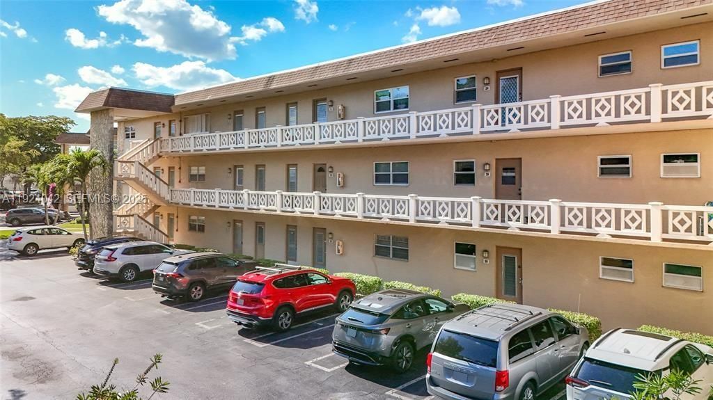 For Sale: $95,000 (1 beds, 1 baths, 684 Square Feet)