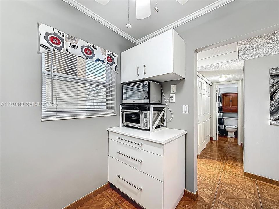 For Sale: $95,000 (1 beds, 1 baths, 684 Square Feet)