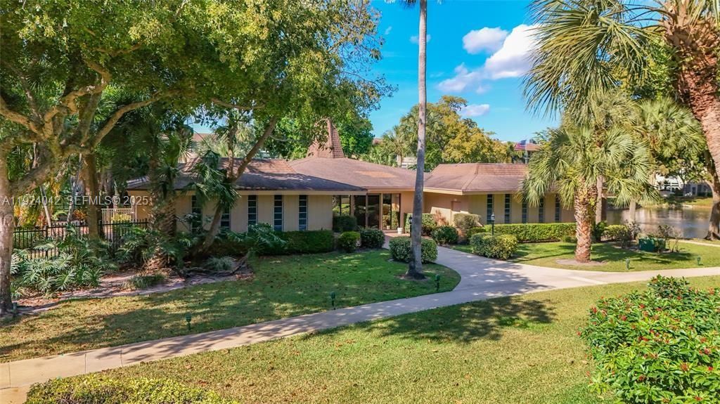 For Sale: $95,000 (1 beds, 1 baths, 684 Square Feet)