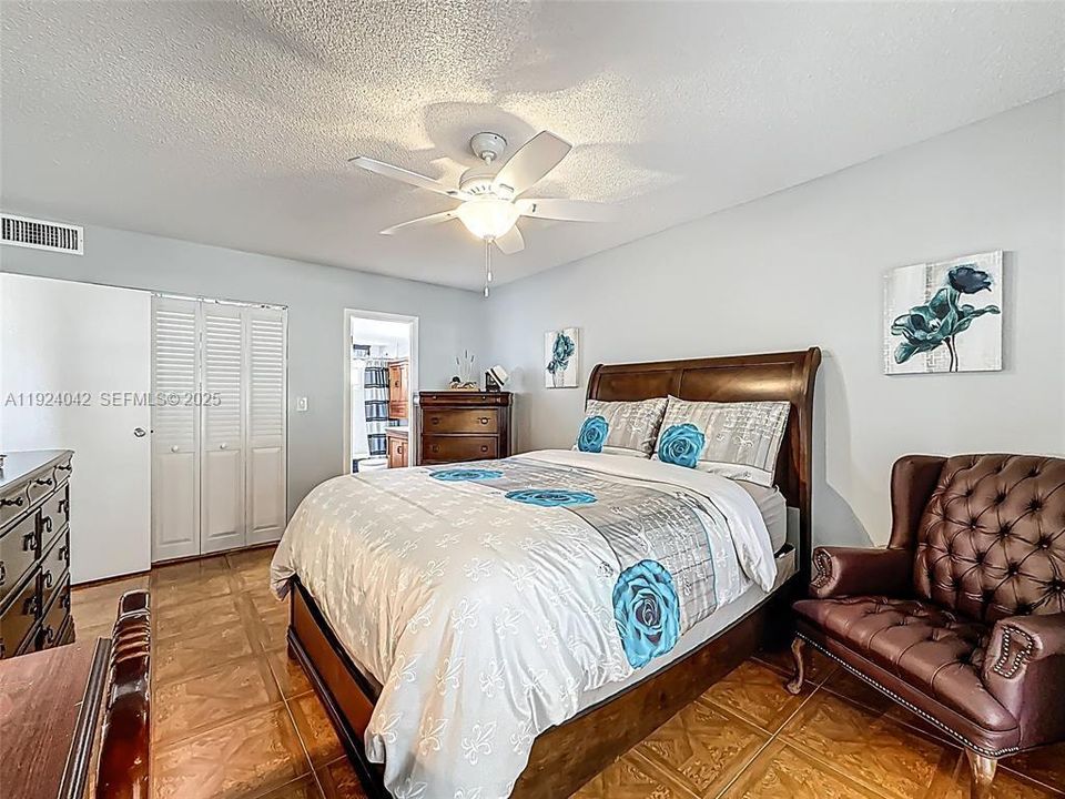 For Sale: $95,000 (1 beds, 1 baths, 684 Square Feet)