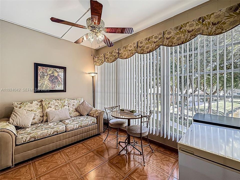 For Sale: $95,000 (1 beds, 1 baths, 684 Square Feet)