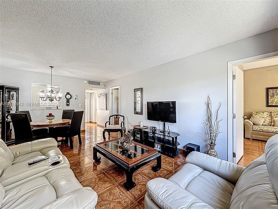 For Sale: $95,000 (1 beds, 1 baths, 684 Square Feet)