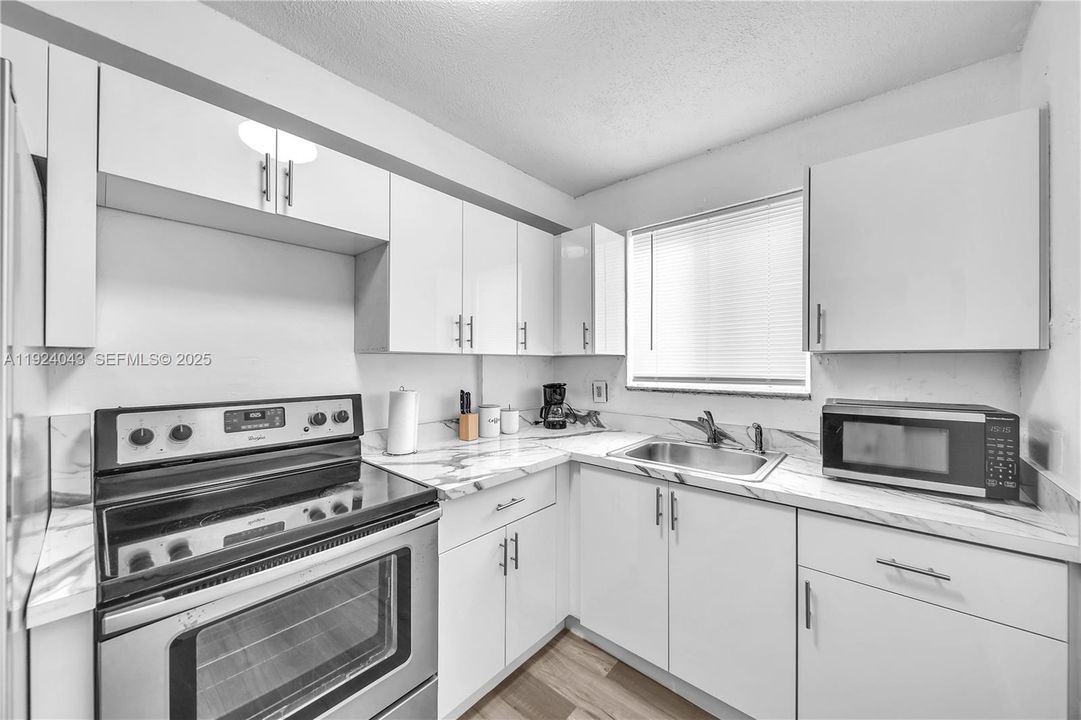 For Rent: $2,650 (3 beds, 1 baths, 949 Square Feet)