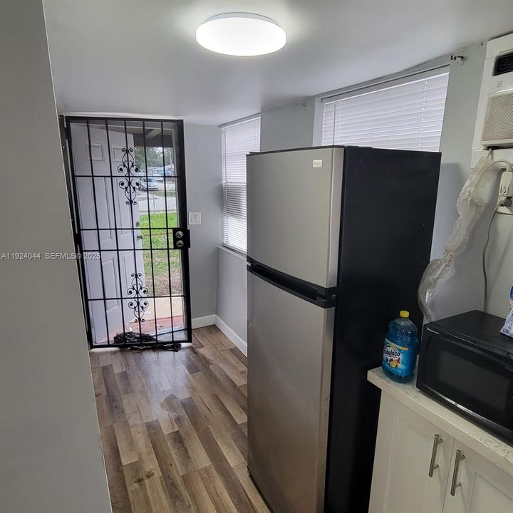 For Rent: $1,300 (1 beds, 1 baths, 450 Square Feet)