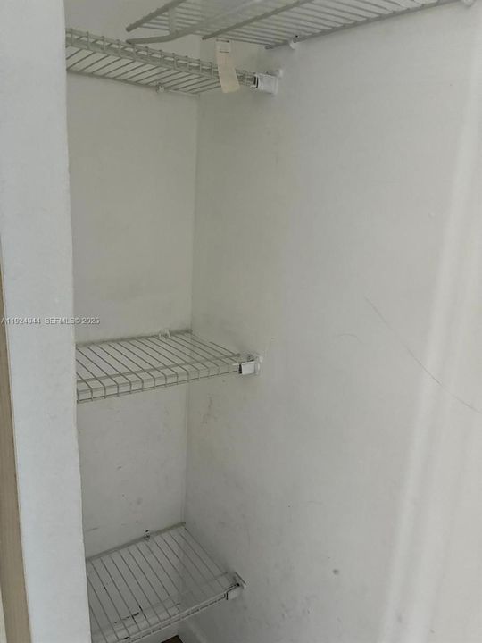 For Rent: $1,300 (1 beds, 1 baths, 450 Square Feet)