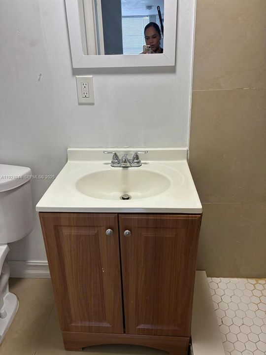 For Rent: $1,300 (1 beds, 1 baths, 450 Square Feet)