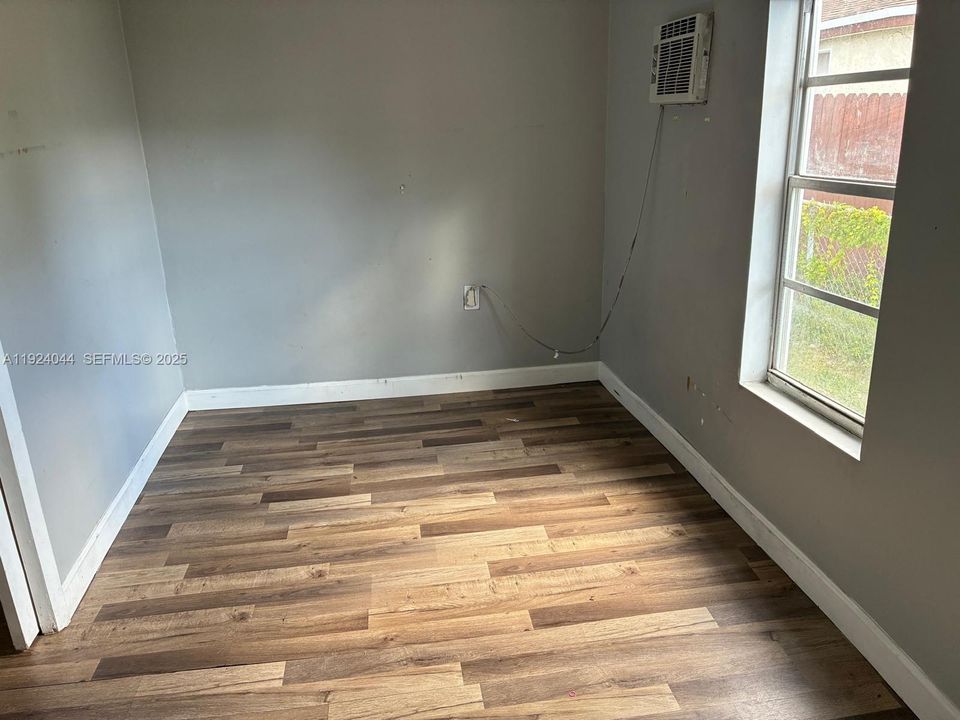 For Rent: $1,300 (1 beds, 1 baths, 450 Square Feet)