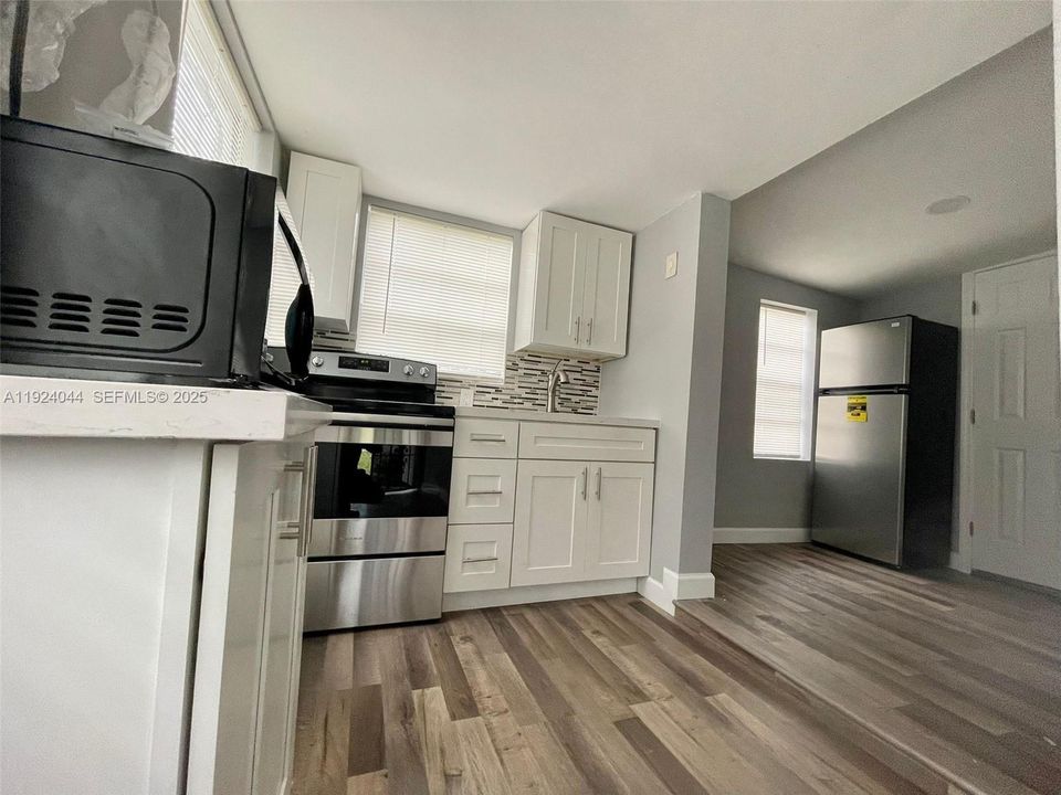 For Rent: $1,300 (1 beds, 1 baths, 450 Square Feet)