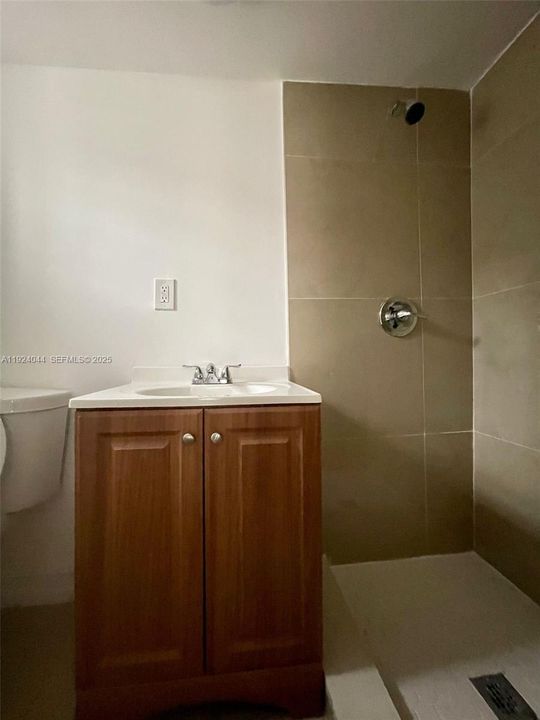 For Rent: $1,300 (1 beds, 1 baths, 450 Square Feet)