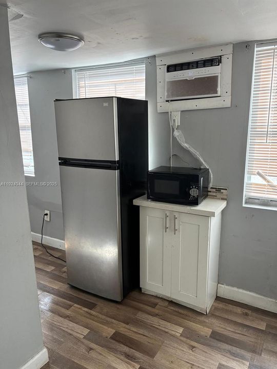 For Rent: $1,300 (1 beds, 1 baths, 450 Square Feet)