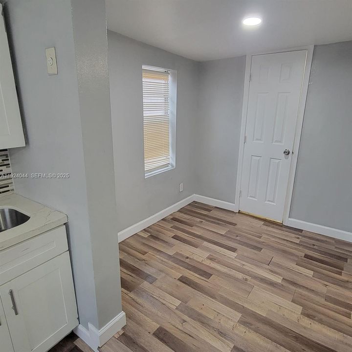 For Rent: $1,300 (1 beds, 1 baths, 450 Square Feet)