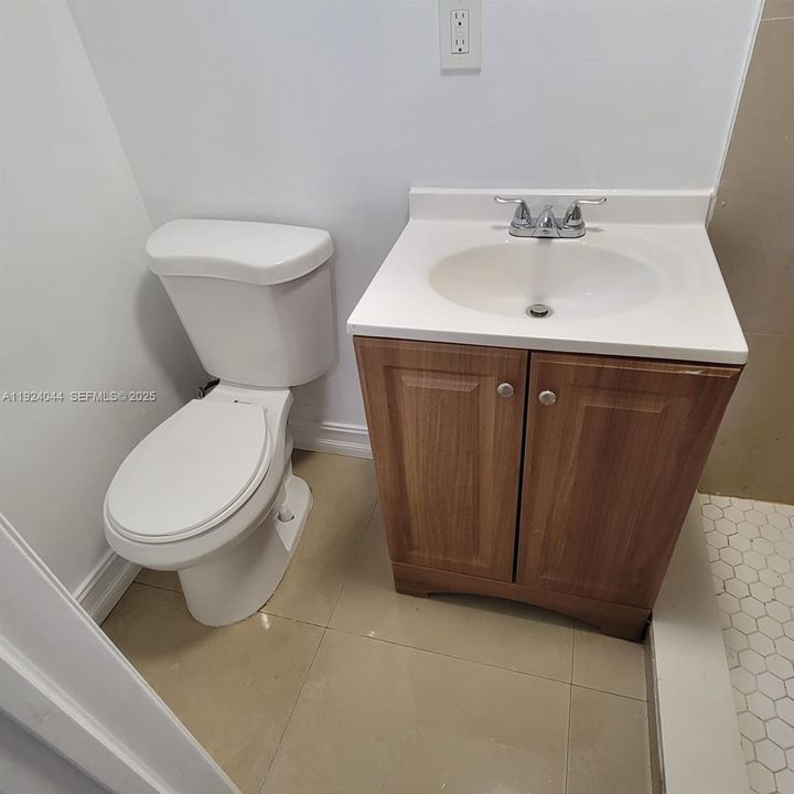 For Rent: $1,300 (1 beds, 1 baths, 450 Square Feet)