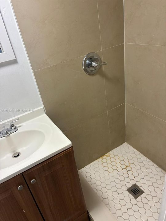 For Rent: $1,300 (1 beds, 1 baths, 450 Square Feet)