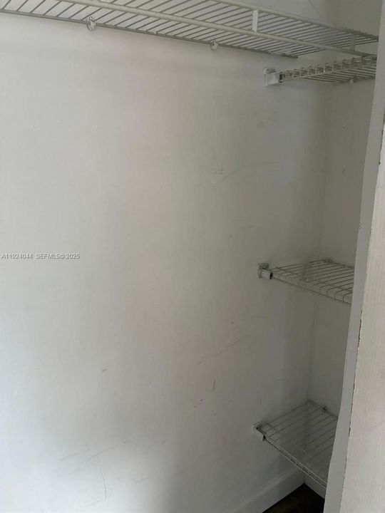 For Rent: $1,300 (1 beds, 1 baths, 450 Square Feet)