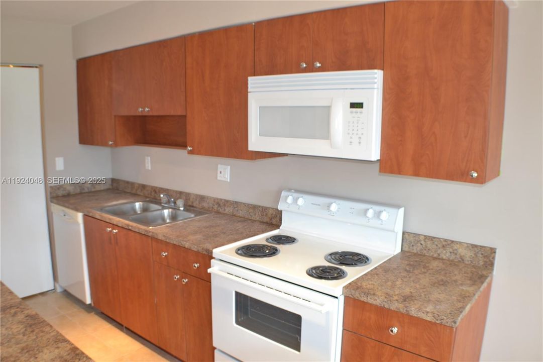 For Rent: $2,500 (3 beds, 2 baths, 1400 Square Feet)