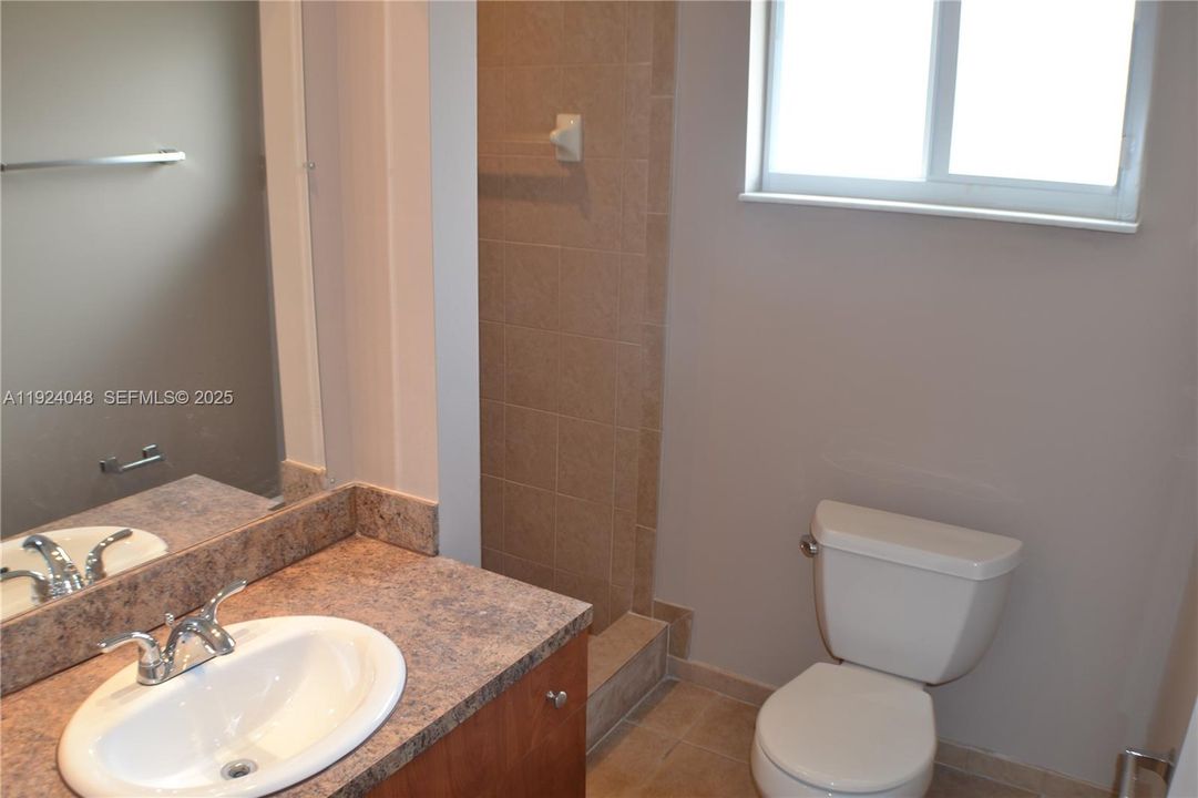 For Rent: $2,500 (3 beds, 2 baths, 1400 Square Feet)