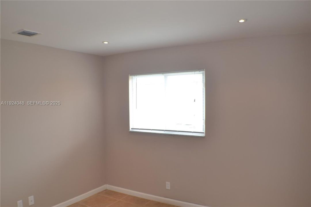 For Rent: $2,500 (3 beds, 2 baths, 1400 Square Feet)