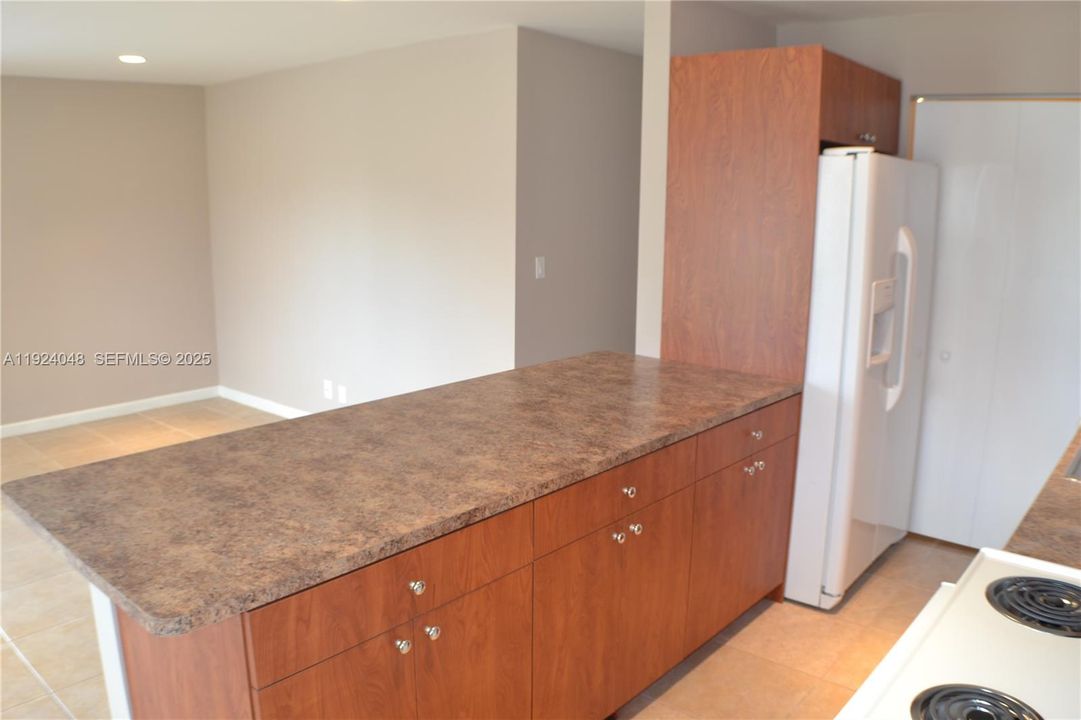 For Rent: $2,500 (3 beds, 2 baths, 1400 Square Feet)