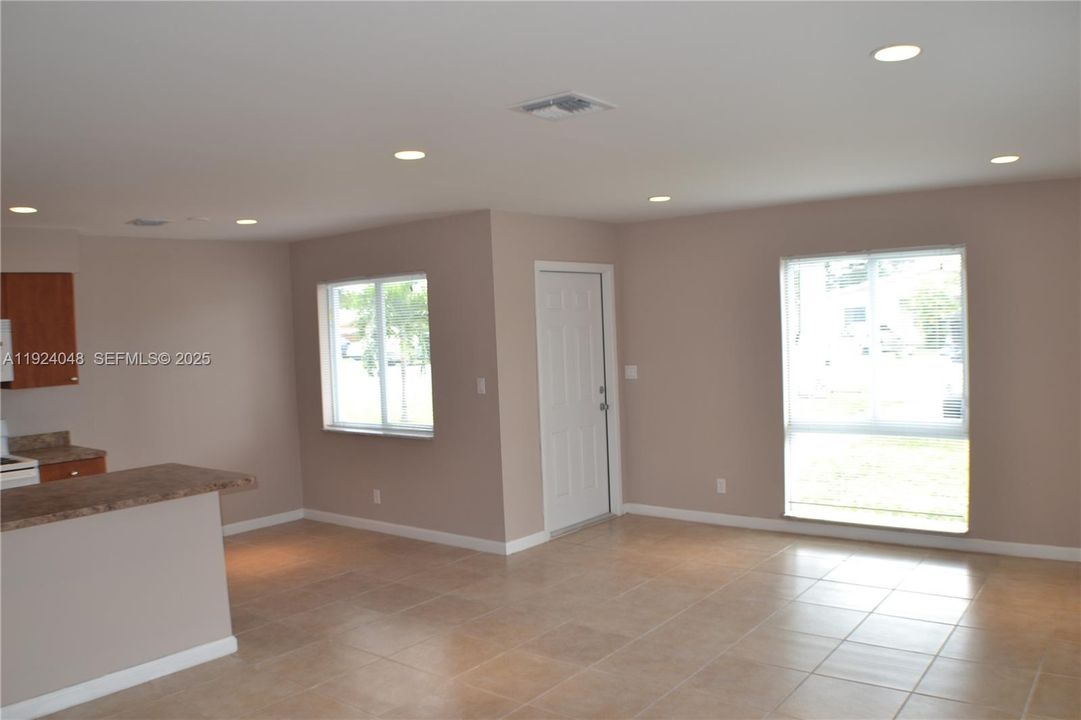 For Rent: $2,500 (3 beds, 2 baths, 1400 Square Feet)