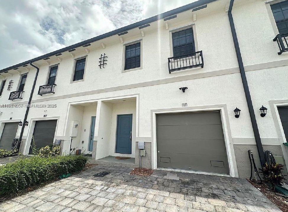 For Rent: $2,500 (3 beds, 2 baths, 1466 Square Feet)