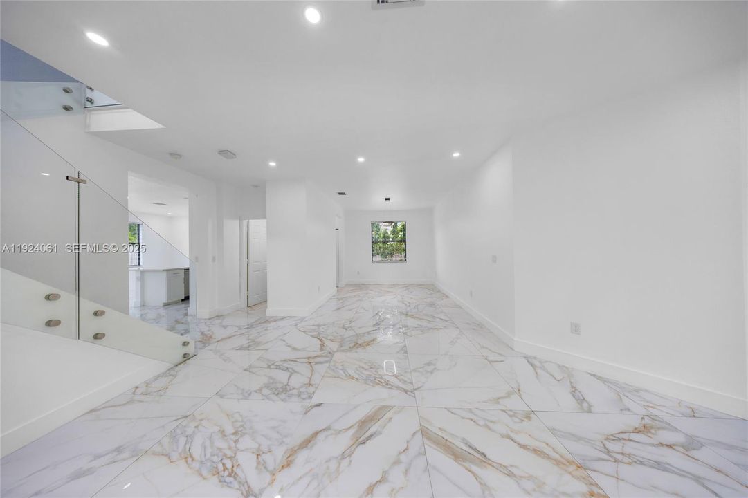 For Sale: $949,000 (5 beds, 4 baths, 2833 Square Feet)