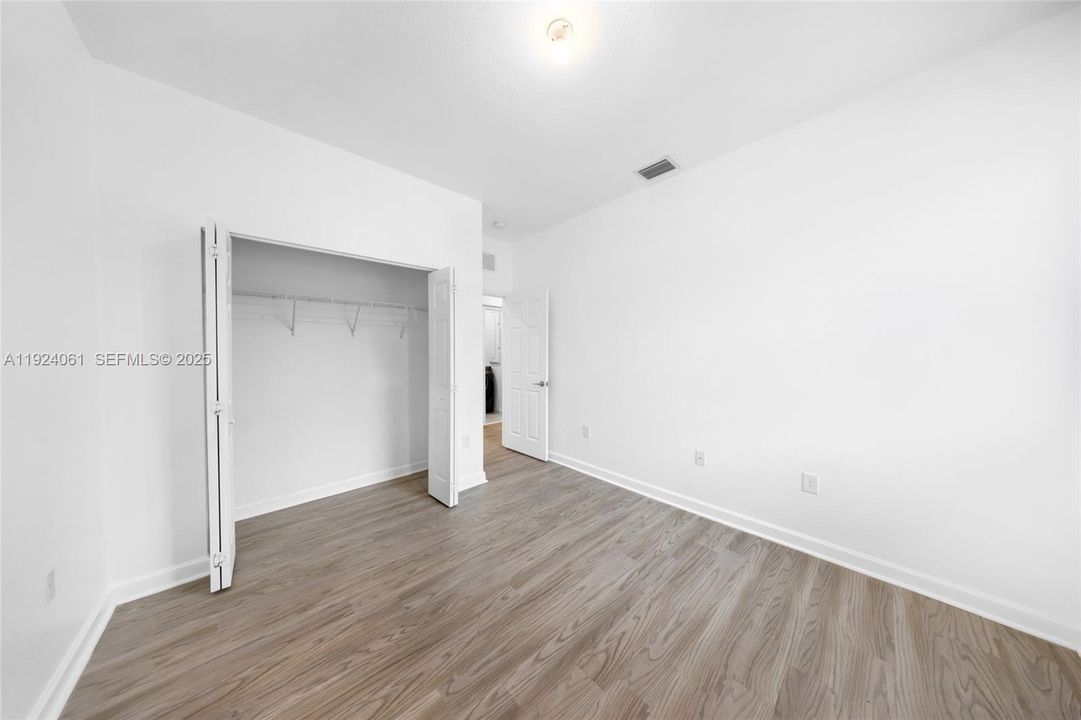 For Sale: $949,000 (5 beds, 4 baths, 2833 Square Feet)