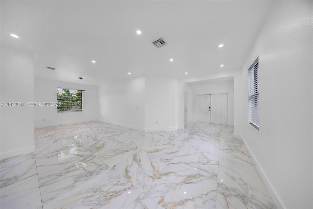 For Sale: $949,000 (5 beds, 4 baths, 2833 Square Feet)