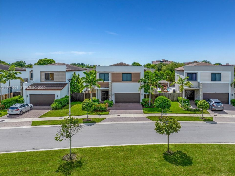 For Sale: $949,000 (5 beds, 4 baths, 2833 Square Feet)