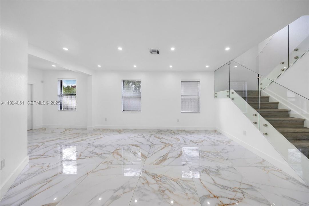 For Sale: $949,000 (5 beds, 4 baths, 2833 Square Feet)