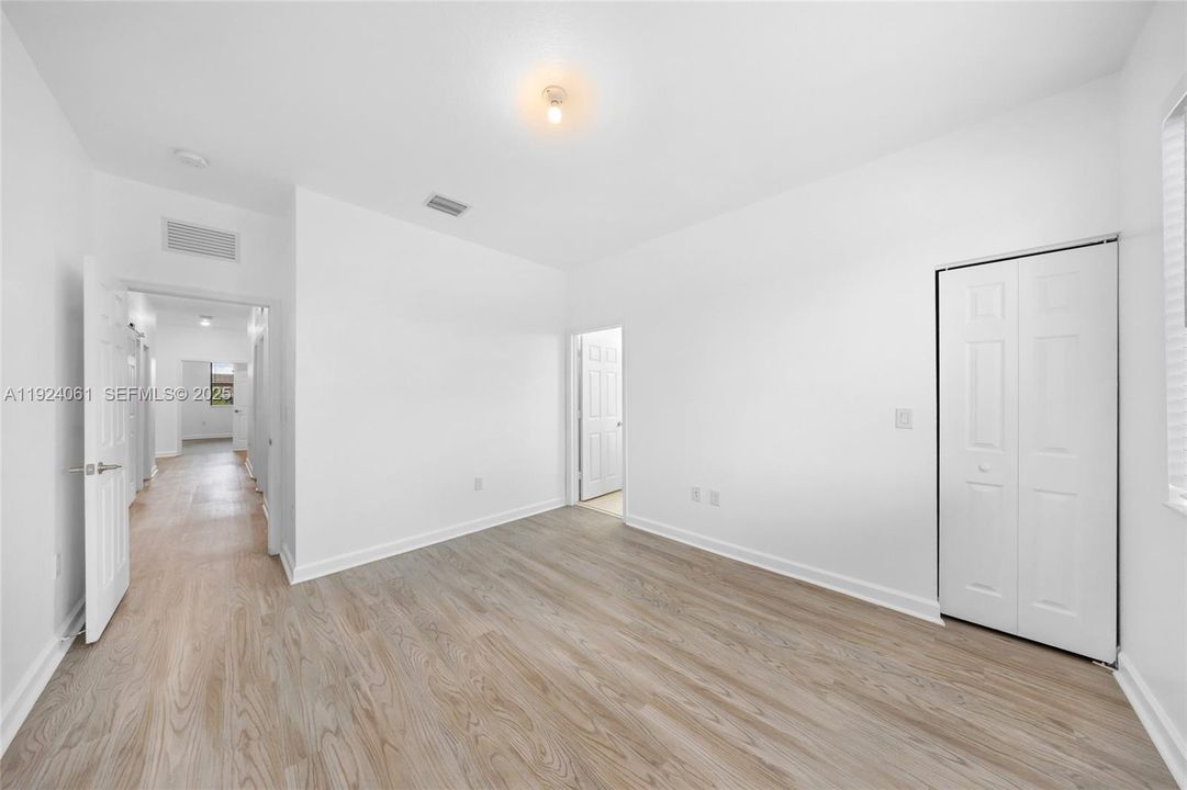 For Sale: $949,000 (5 beds, 4 baths, 2833 Square Feet)