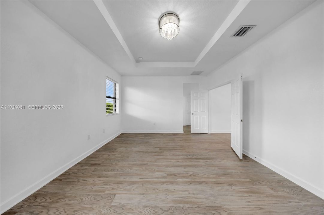 For Sale: $949,000 (5 beds, 4 baths, 2833 Square Feet)