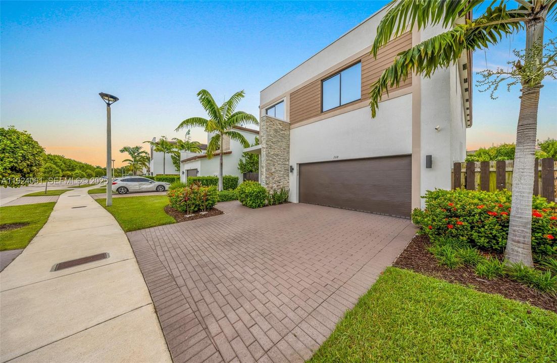 For Sale: $949,000 (5 beds, 4 baths, 2833 Square Feet)