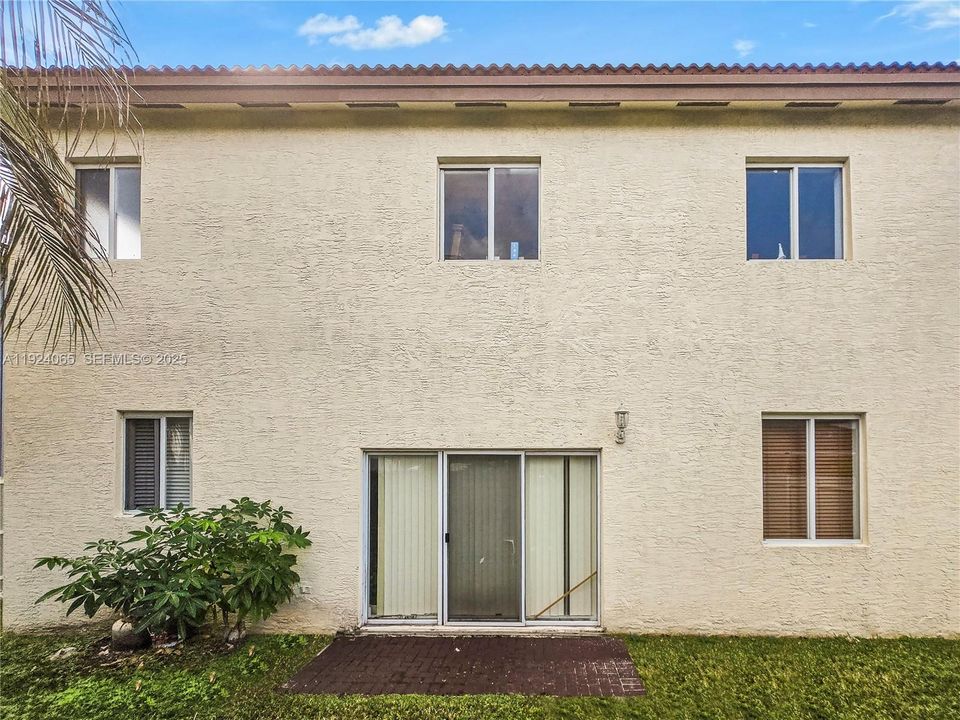 Overview of the back of the structure.