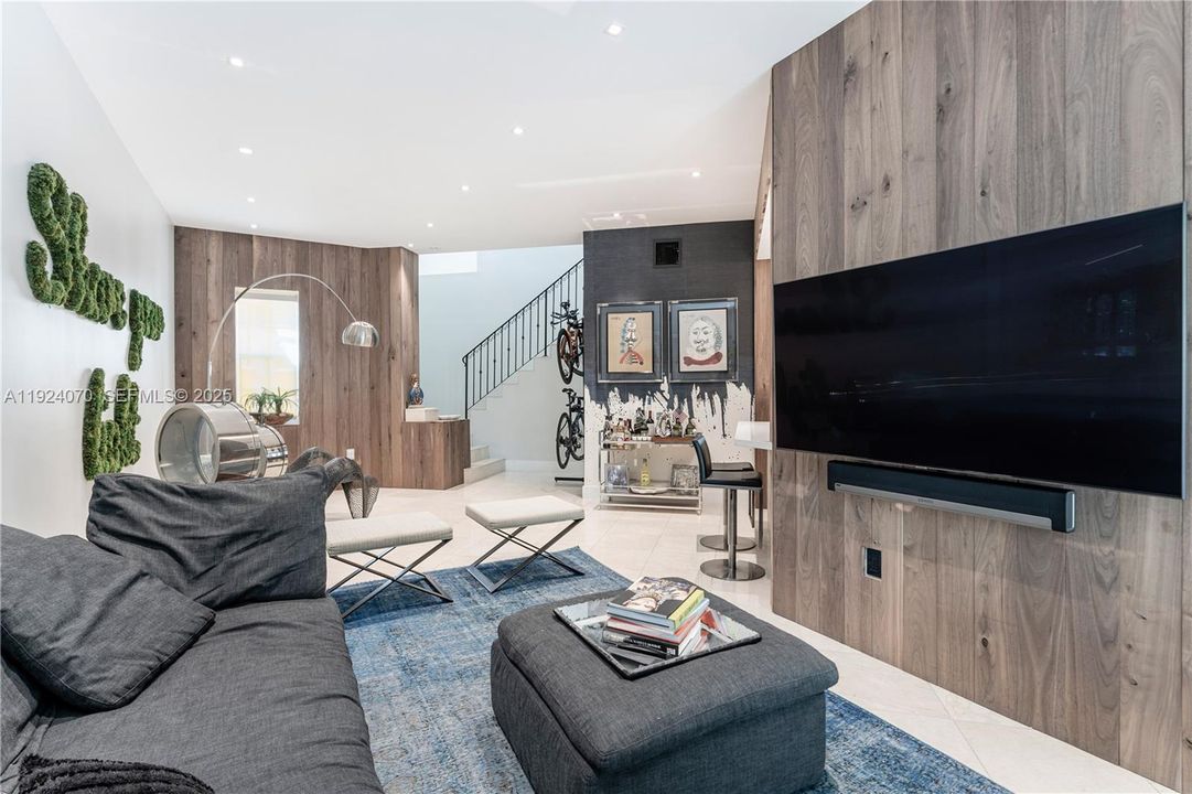 En Renta: $10,000 (4 camas, 3 baños, 2520 Pies cuadrados)