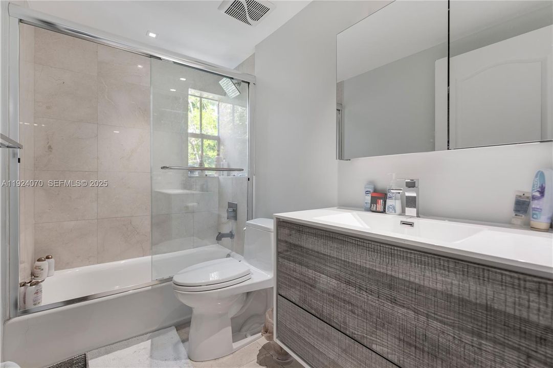 En Renta: $10,000 (4 camas, 3 baños, 2520 Pies cuadrados)