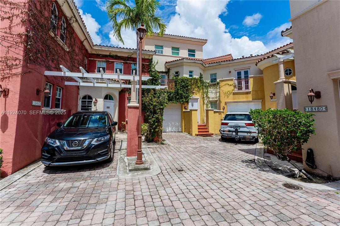 En Renta: $10,000 (4 camas, 3 baños, 2520 Pies cuadrados)