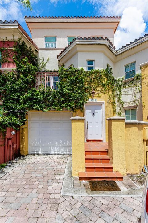 En Renta: $10,000 (4 camas, 3 baños, 2520 Pies cuadrados)