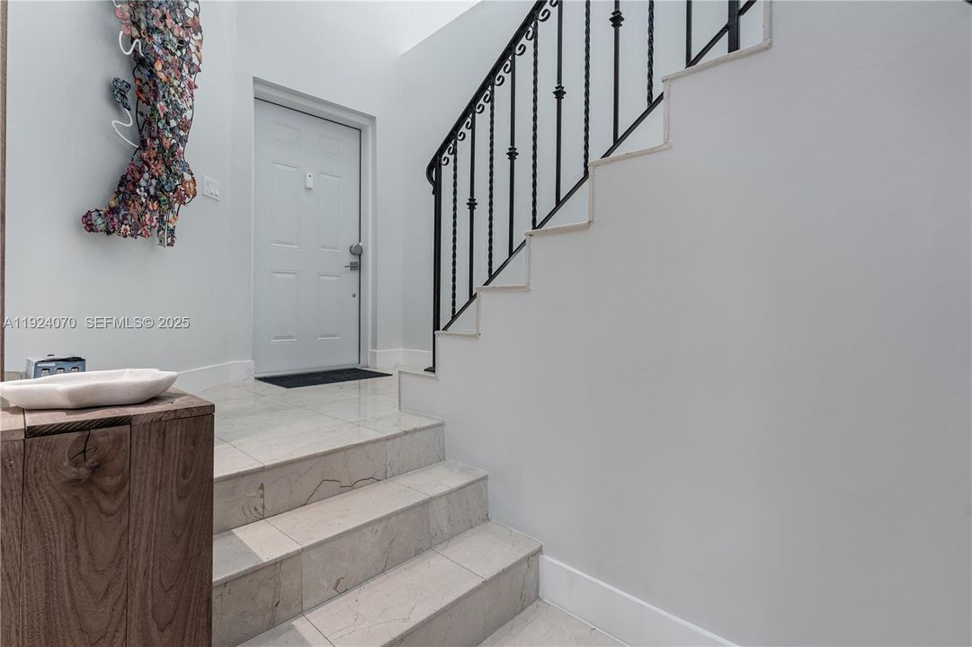 En Renta: $10,000 (4 camas, 3 baños, 2520 Pies cuadrados)