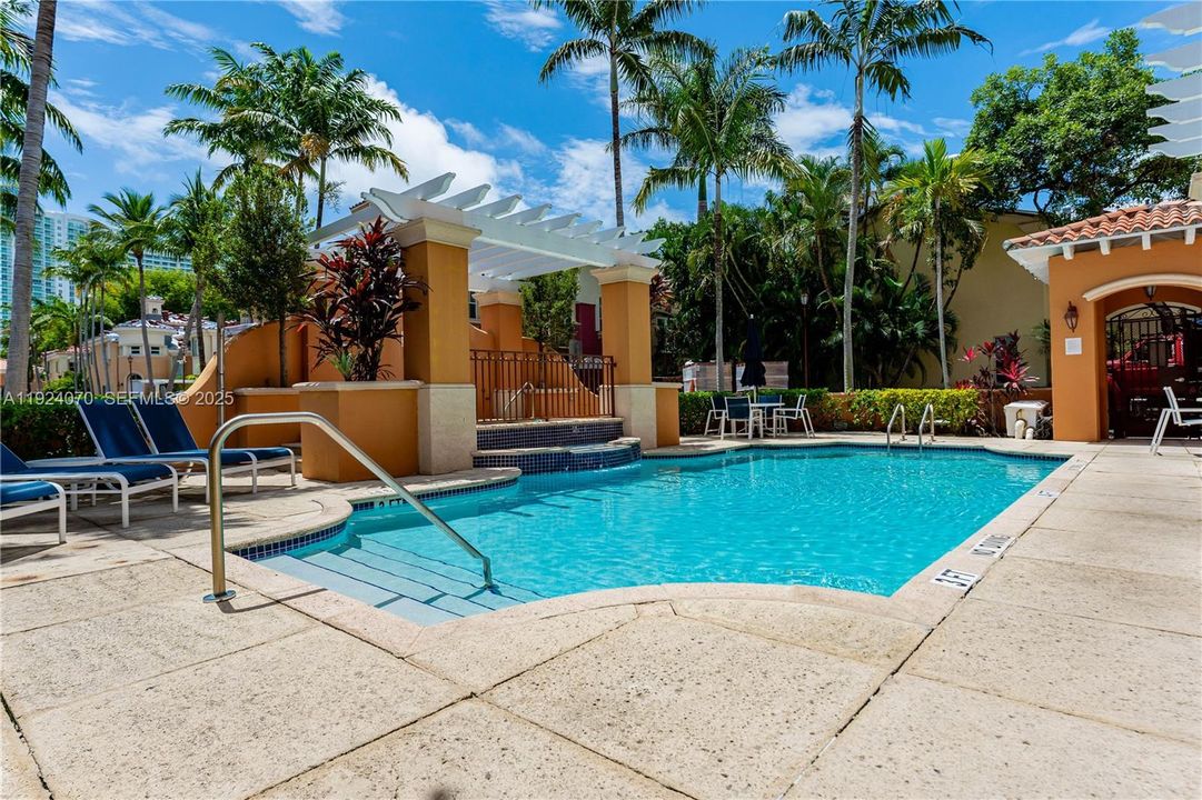 En Renta: $10,000 (4 camas, 3 baños, 2520 Pies cuadrados)