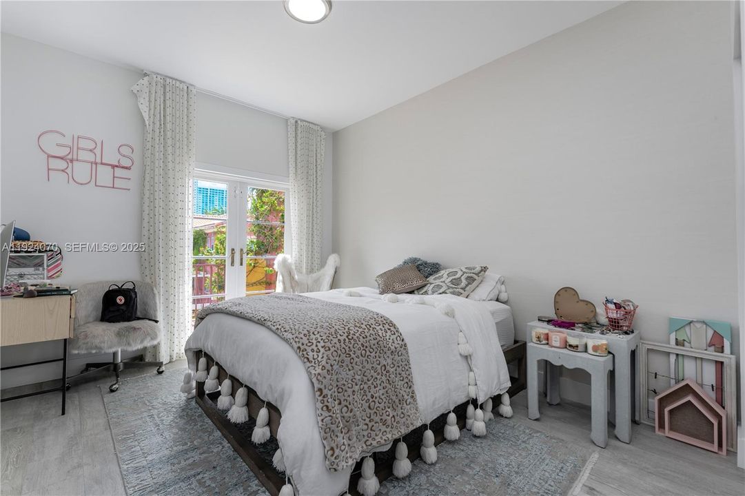 En Renta: $10,000 (4 camas, 3 baños, 2520 Pies cuadrados)