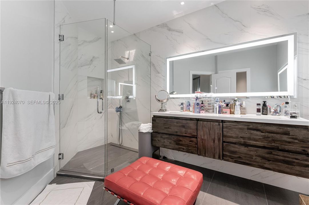 En Renta: $10,000 (4 camas, 3 baños, 2520 Pies cuadrados)