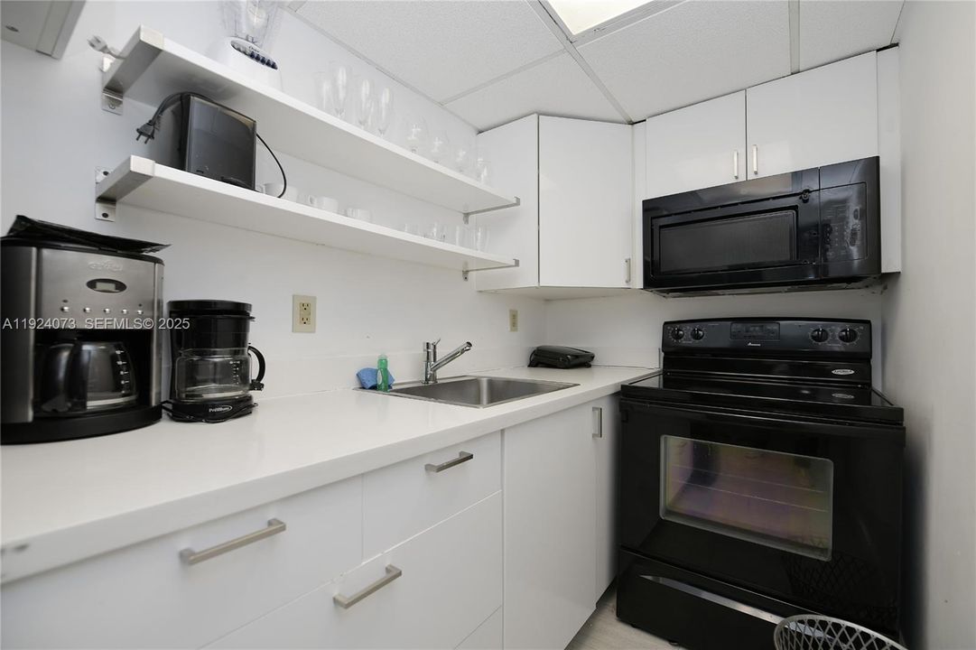 For Sale: $450,000 (2 beds, 1 baths, 677 Square Feet)