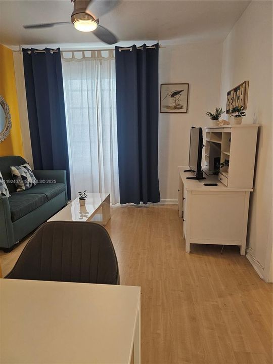 For Sale: $450,000 (2 beds, 1 baths, 677 Square Feet)