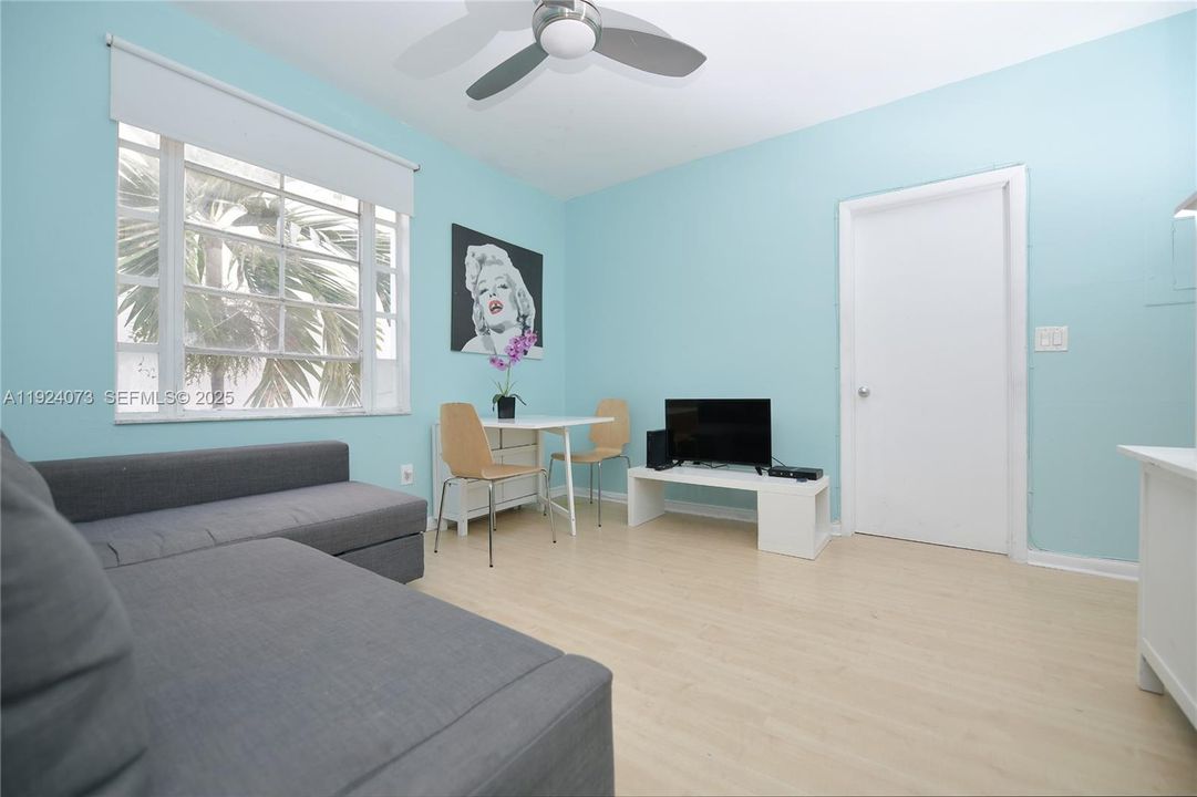 For Sale: $450,000 (2 beds, 1 baths, 677 Square Feet)