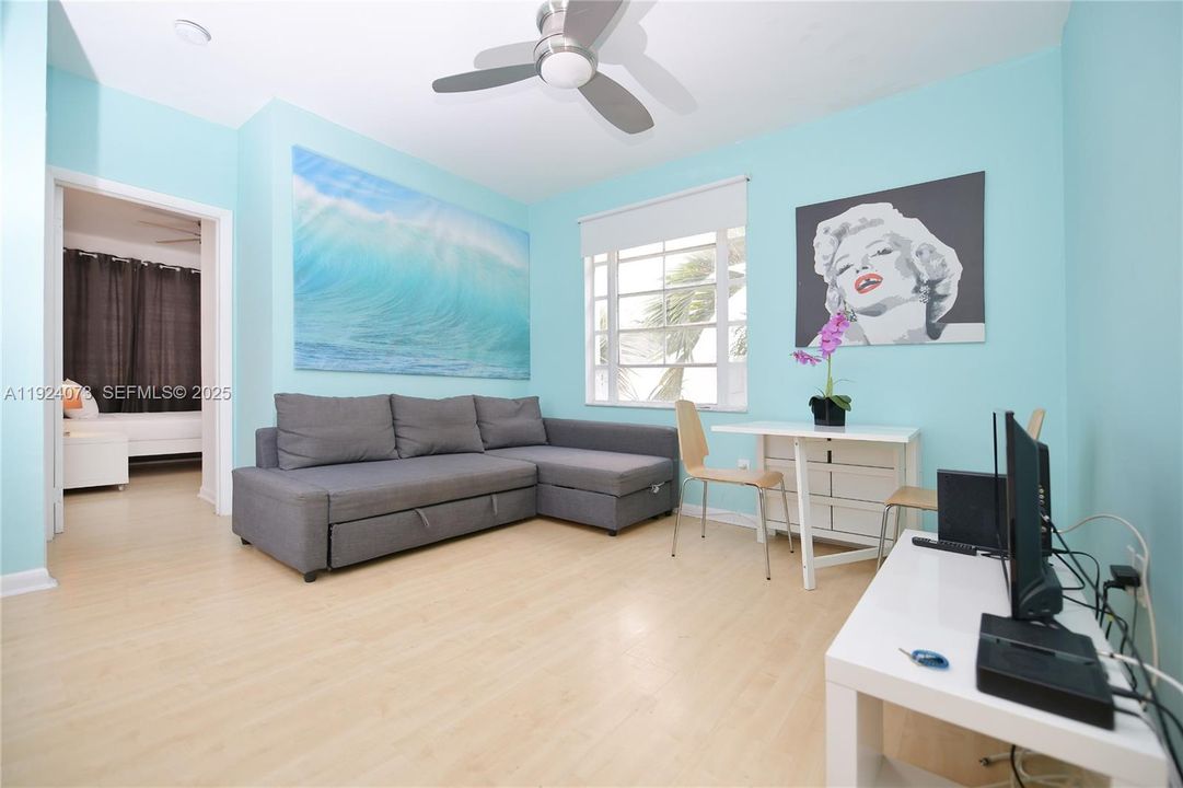 For Sale: $450,000 (2 beds, 1 baths, 677 Square Feet)