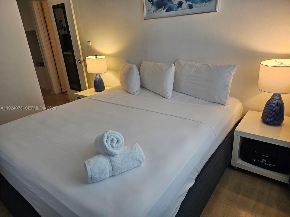 For Sale: $450,000 (2 beds, 1 baths, 677 Square Feet)