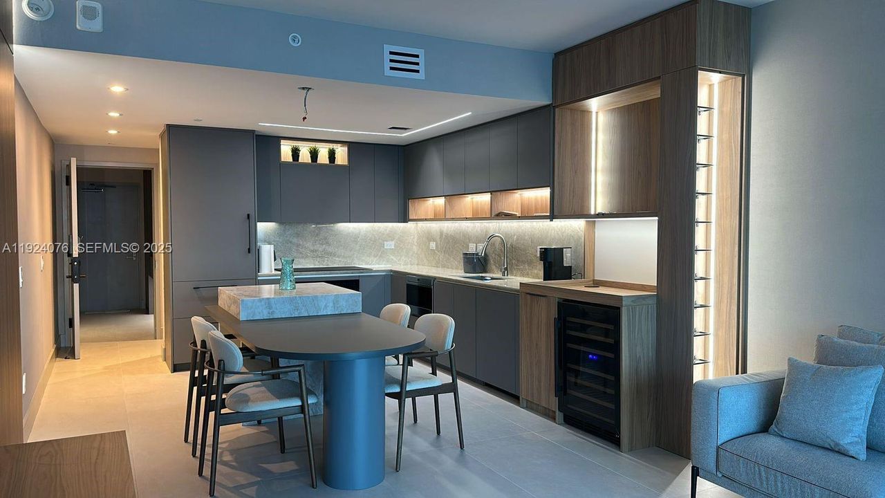 На продажу: $1,475,000 (2 спален, 2 ванн, 1088 Квадратных фут)